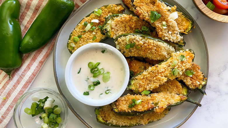 jalapeño poppers with sauce