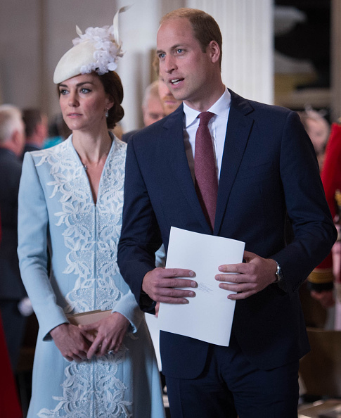El Príncipe William lució sobrio y elegante con un traje azul y corbata rojiza.
