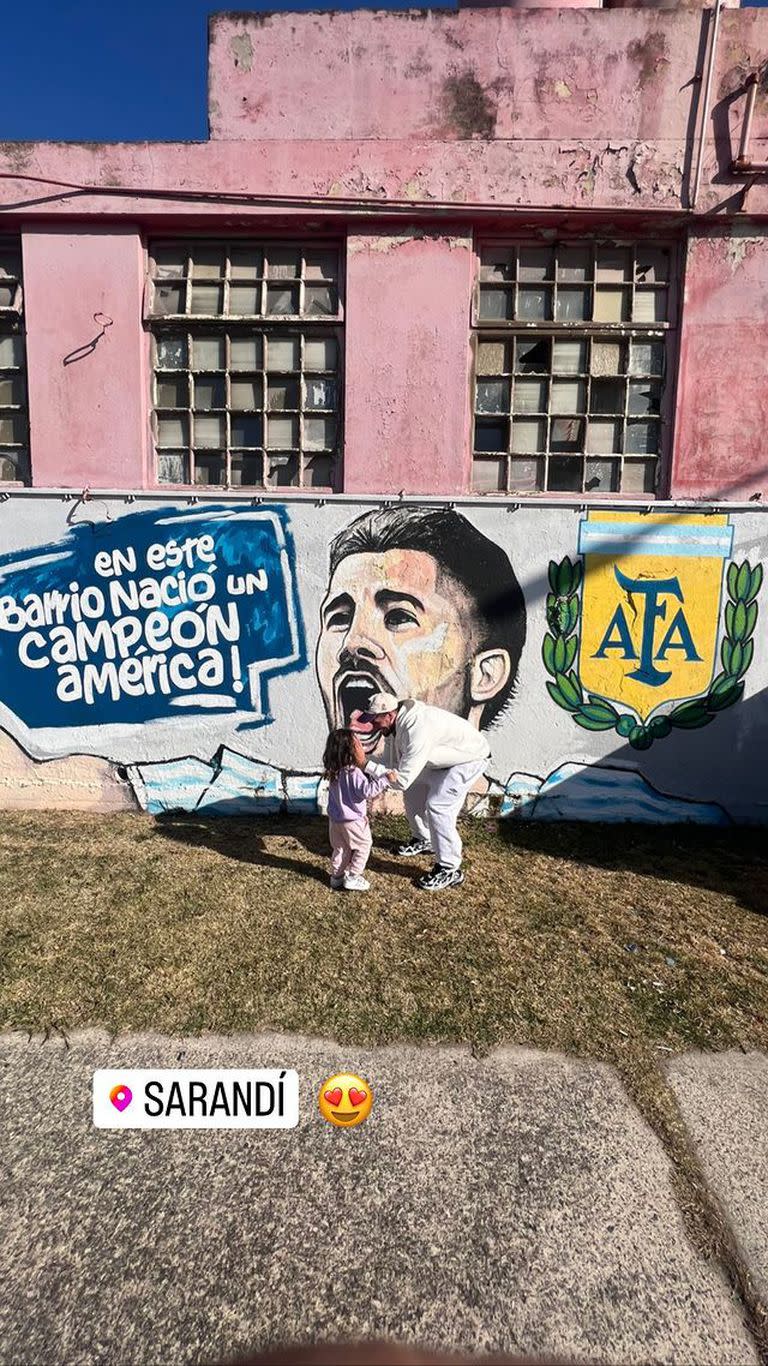 Rodrigo De Paul volvió a Sarandí, su ciudad natal, y le mostró un mural muy especial a su hija. Foto/Instagram @rodridepaul