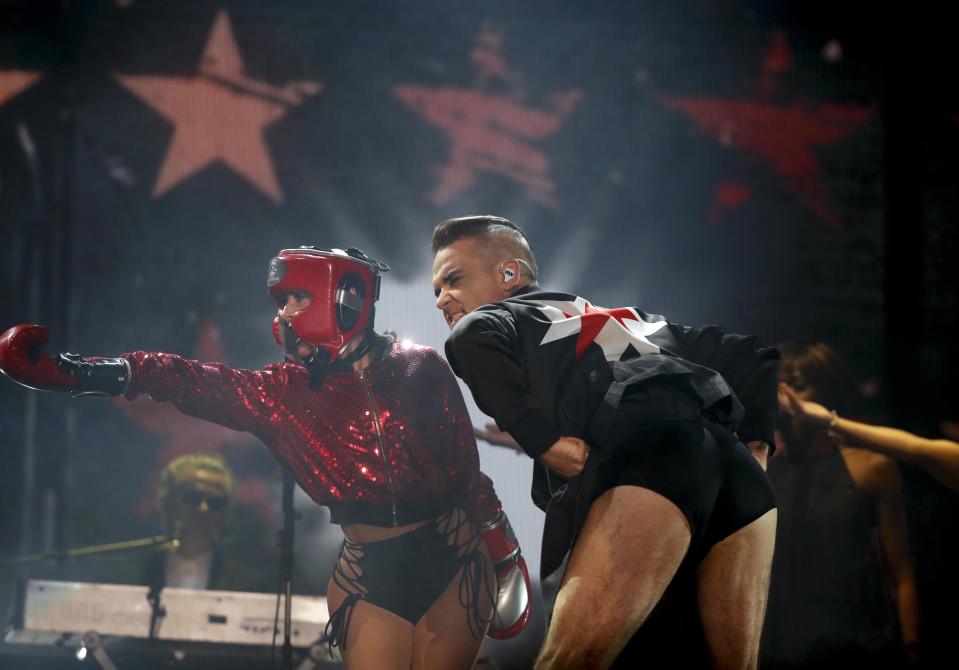 El cantante británico Robbie Williams, derecha, durante su concierto en el festival Corona Capital en la Ciudad de México el sábado 17 de noviembre de 2018. (Foto AP/Eduardo Verdugo)