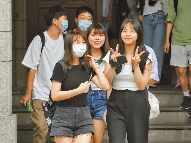 112學年度大學分發入學15日放榜，錄取率96.14％。其中，以玄奘大學缺額率96.96％最高，其次真理大學95.42％。圖為考生考完分科測驗，開心步出考場。（本報資料照片）