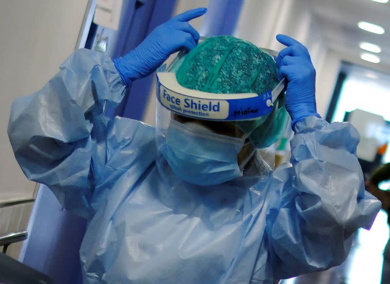 FOTO DE ARCHIVO: Un miembro del personal sanitario se prepara para tratar a un paciente en Barcelona, España, el 20 de octubre de 2020