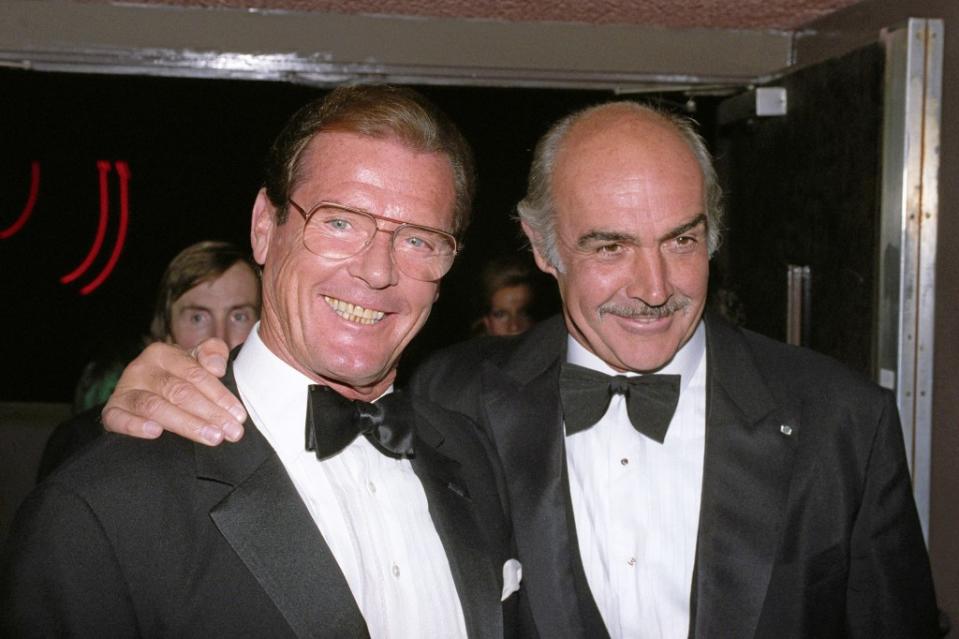 Ex-Agenten unter sich: Sir Roger Moore (l.) und Sir Sean Connery im Jahr 1990.<span class="copyright">picture alliance / empics</span>