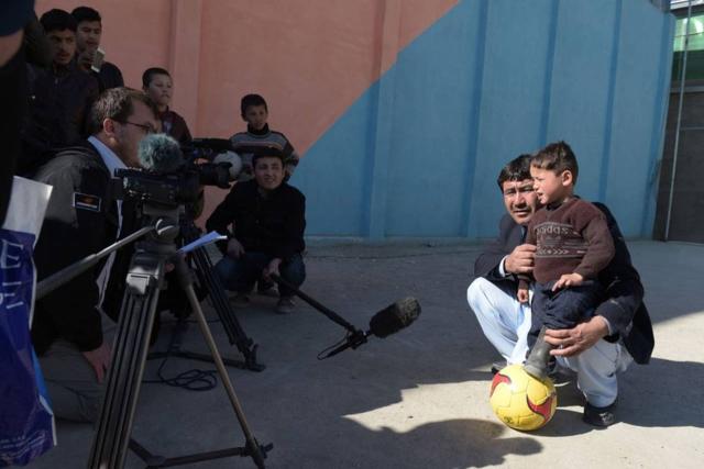 Messi: niño afgano que imitó su camiseta con una bolsa huye por su vida