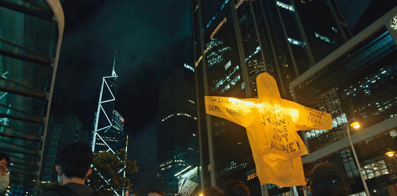 《少年》以香港反送中事件為背景，當時社會瀰漫絕望氛圍，引發年輕人不滿政府、以死明志。（光年映畫提供、翻攝自《少年》預告片）