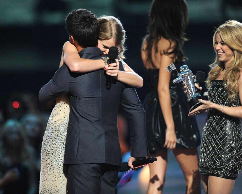 taylor lautner hugging taylor swift on stage after giving her her award at the 2009 vmas