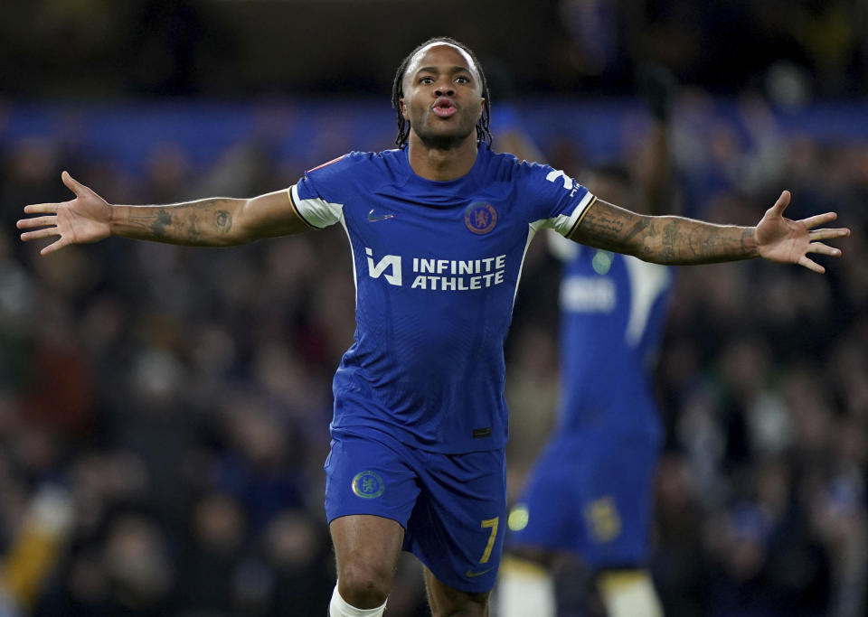 Raheem Sterling del Chelsea celebra tras anotar el tercer gol de su equipo en el duelo de la Copa FA ante Preston en Stamford Bridge el sábado 6 de enero del 2024. (Bradley Collyer/PA via AP)