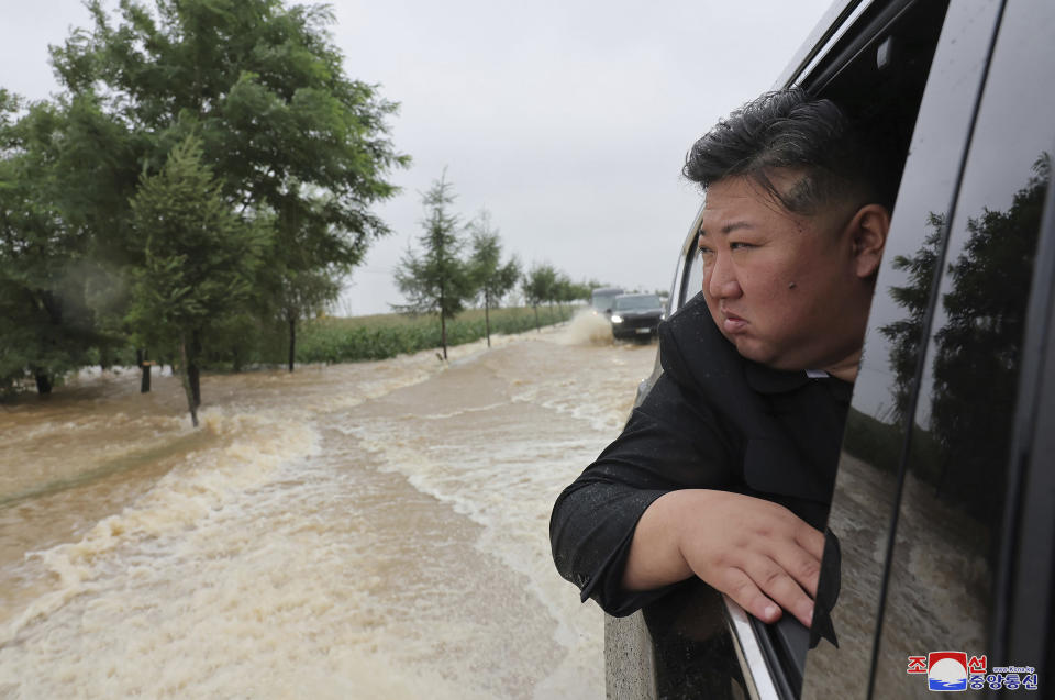 En esta fotografía proporcionada por el gobierno de Corea del Norte, el gobernante norcoreano Kim Jong Un revisa una zona afectada por inundaciones en la provincia de Pyongan del Norte, el domingo 28 de julio de 2024. (Agencia Central de Noticias de Corea vía AP)