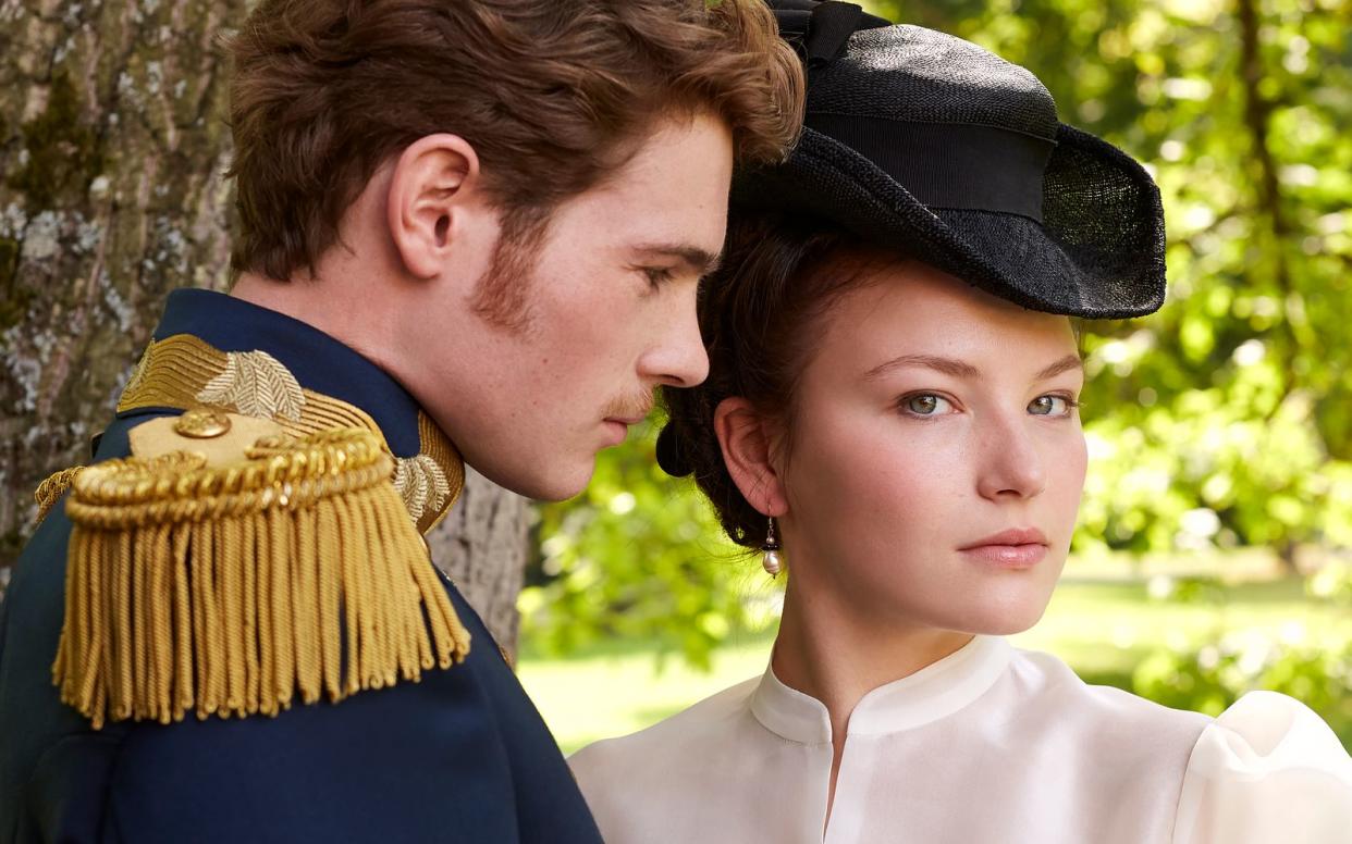 Devrim Lingnau und  Philip Froissant werden auch in der zweiten Staffel des Netflix-Hits "Die Kaiserin" das junge Kaiserpaar Elisabeth und Franz Joseph von Österreich spielen. (Bild: Thomas Schenk / Netflix)