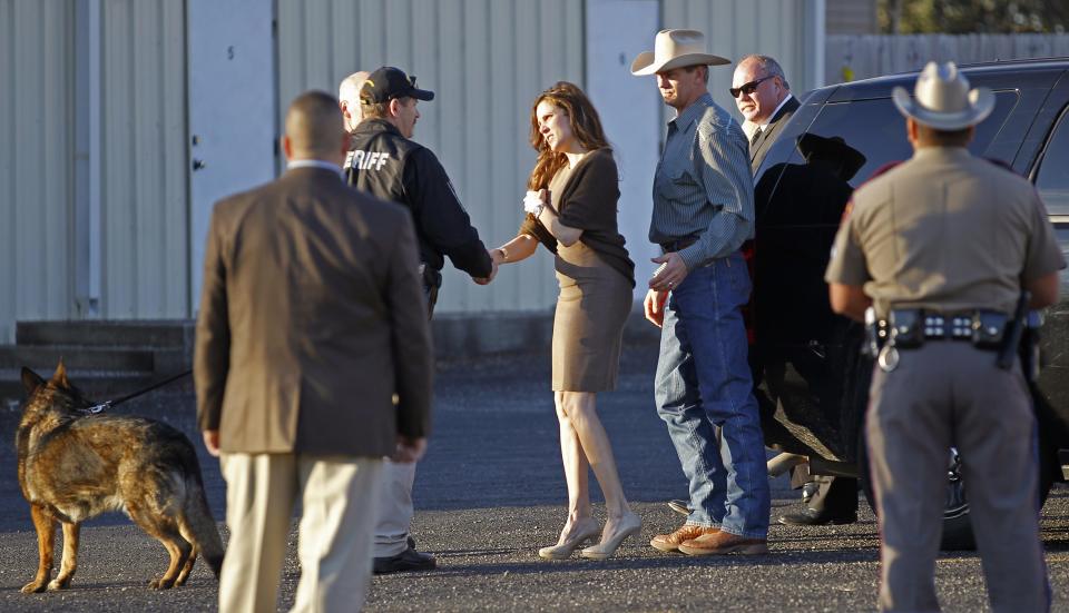 Taya Kyle, widow of former Navy SEAL Chris Kyle, shakes hands with officers providing security at the courthouse. (REUTERS/Mike Stone)