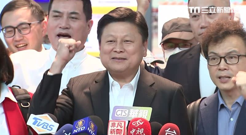 傅崐萁率領17名藍委前往中國訪問。