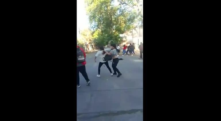 Batalla campal entre mamis a la salida de un colegio en Mendoza