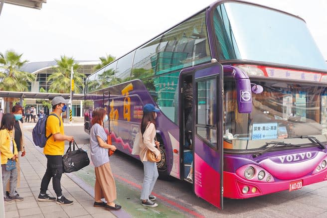 因應台鐵大罷工，「類火車」1日上路，但一早乘車人數不多，屏東火車站5點半至9點半間的18班車僅運輸108人。（謝佳潾攝）