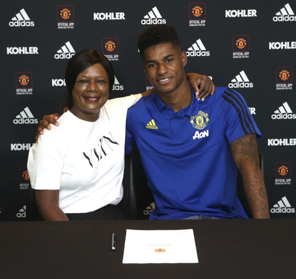 En una foto familiar sin fecha, Marcus Rashford con su madre, Melanie. (Vía The New York Times)