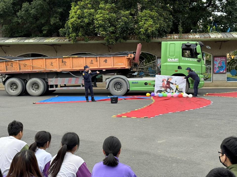 教育處表示，近年大型車事故頻傳，視野死角、內輪差通常為事故主因，造成車禍死亡率高，許多家庭因而破碎；因此透過大車進入校園，在安全範圍內讓學生觀摩大車視野死角和內輪差，在實車教育下體認遠離大車的重要性。且今(113)年交通部及教育部著重將交通安全教育向下扎根，期能建立學生交通安全認知，並將交通安全觀念及知識帶給家人，藉以瞭解汽車行車安全的定位，更拓展交通安全知識的視野。