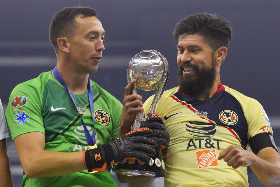 Marchesín y Oribe Peralta con el trofeo del Apertura 2018 de la Liga MX. / Foto: Jam Media