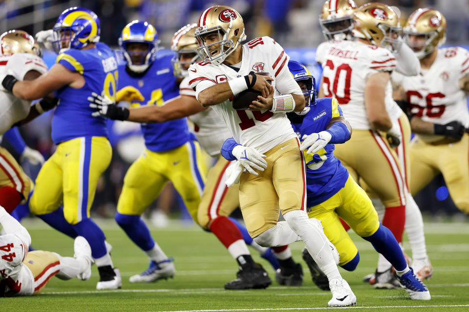 INGLEWOOD, CALIFORNIA - Obo Okoronkwo #45 de Los Angeles Rams presiona a Jimmy Garoppolo #10 de los San Francisco 49ers en el tercer cuarto del juego por el Campeonato de la NFC en SoFi Stadium el 30 de enero de 2022 en Inglewood, California. (Foto de Christian Petersen/Getty Images)