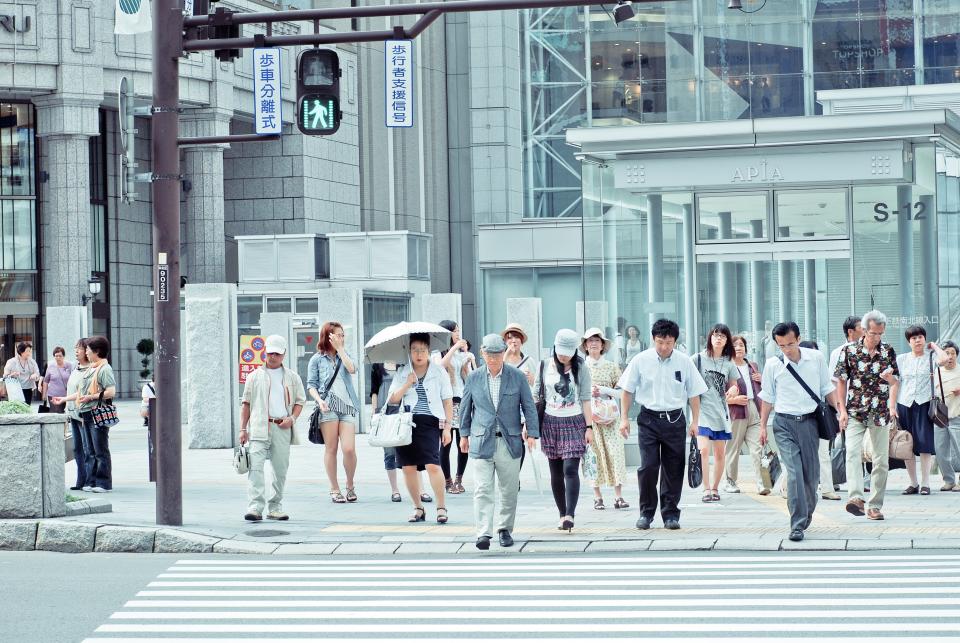 網友表示自己曾穿花襯衫走在新宿街頭也沒怎麼樣。（示意圖／Unsplash）