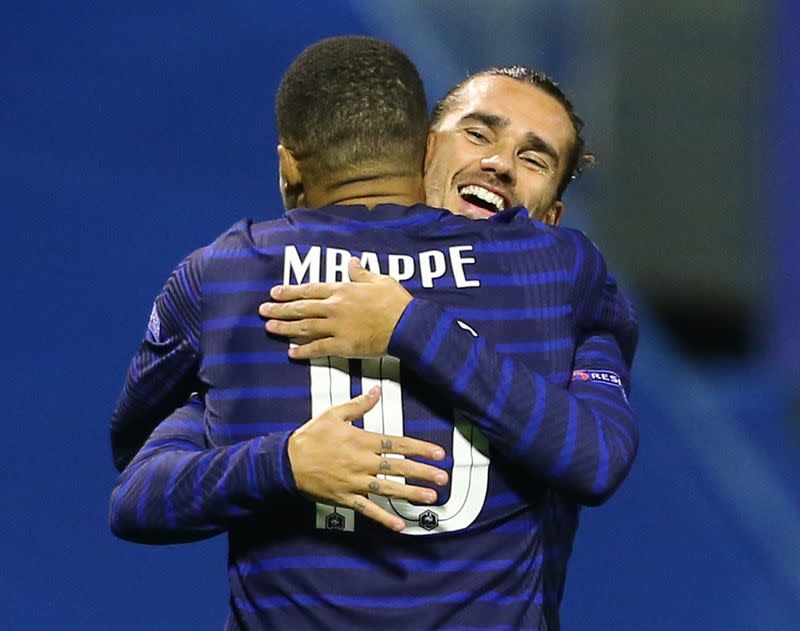 El francés Antoine Griezmann celebra el primer gol con Kylian Mbappé