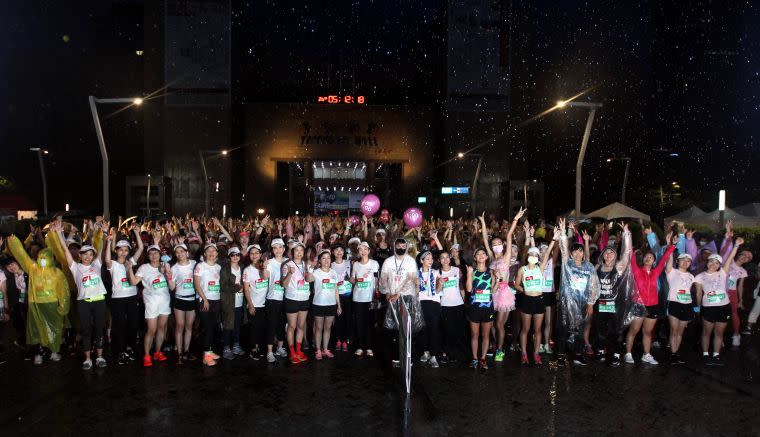 台新女子路跑在細雨中亮麗開跑。主辦單位／提供。