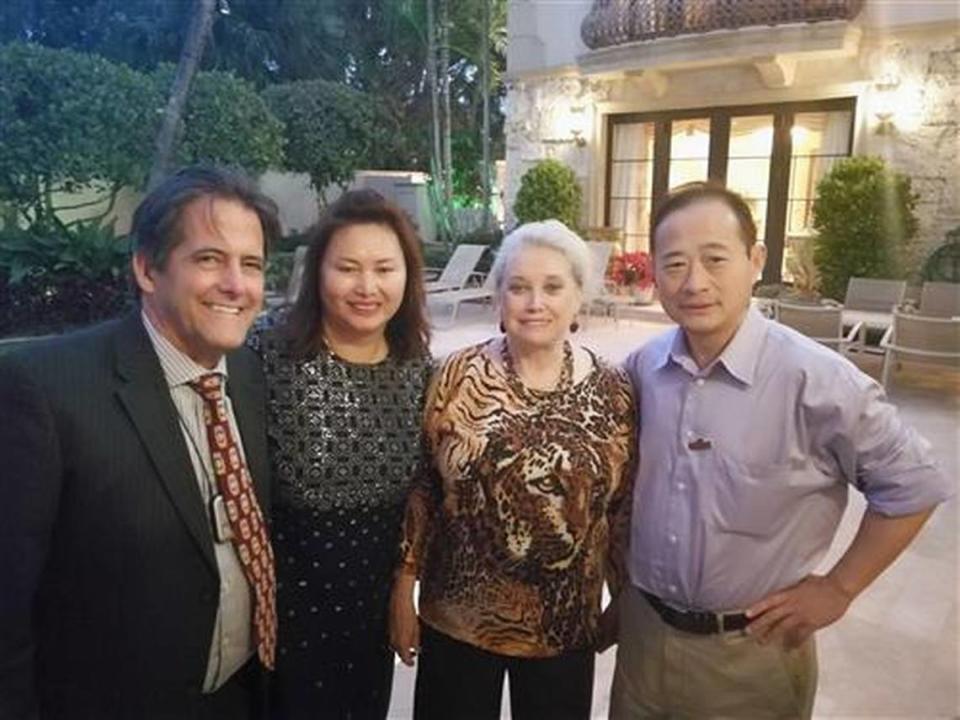 Cindy Yang (centro izquierda) posa afuera de Mar-a-Lago el 26 de enero de 2018, con el organizador de la Noche de Safari Terry Bomar (izquierda), Elizabeth Trump Grau (centro derecha) y Cliff Li (derecha) Cortesía de Asian GOP.