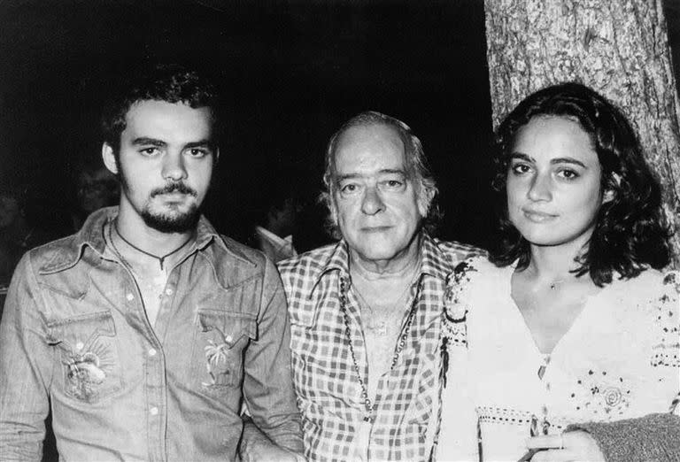 Vinicius con Marta Rodríguez Santamaría y su hermano, el actor Carlos Santamaría, en Punta del Este, durante el verano de 1977