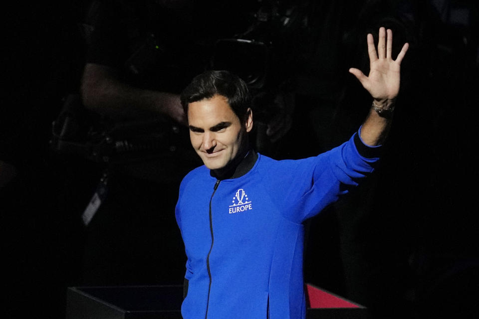 Roger Federer saluda al inicio de la Copa Laver en Londres, el viernes 23 de septiembre de 2022. (AP Foto/Kin Cheung)