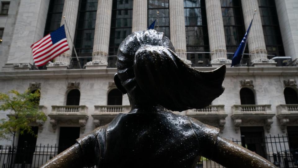 Das «Fearless Girl» vor der New York Stock Exchange hofft auf ein klares Wahlergebnis.