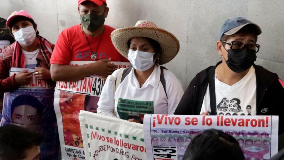 Familiares de los desaparecidos protestan ante la sede de la cancillería mexicana pidiendo la extradición de Tomás Zerón.