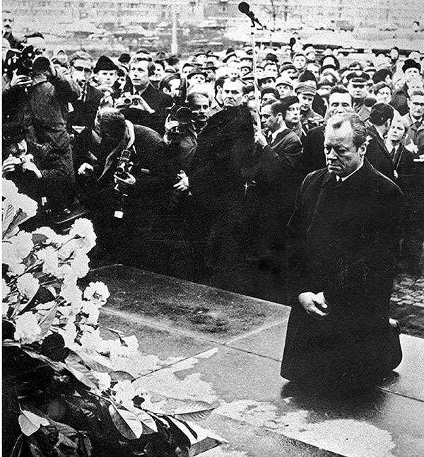 華沙之跪，發生在1970年12月7日，指時任西德總理威利·勃蘭特在華沙猶太區起義紀念碑前下跪一事。（取自網路）