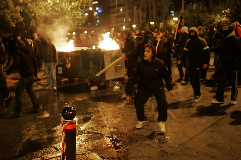 La crisi economica e le misure di austerità causano tensioni sociali.<br> E' il 17 novembre 2011 e le strane di Atene sono di nuovo in fiamme