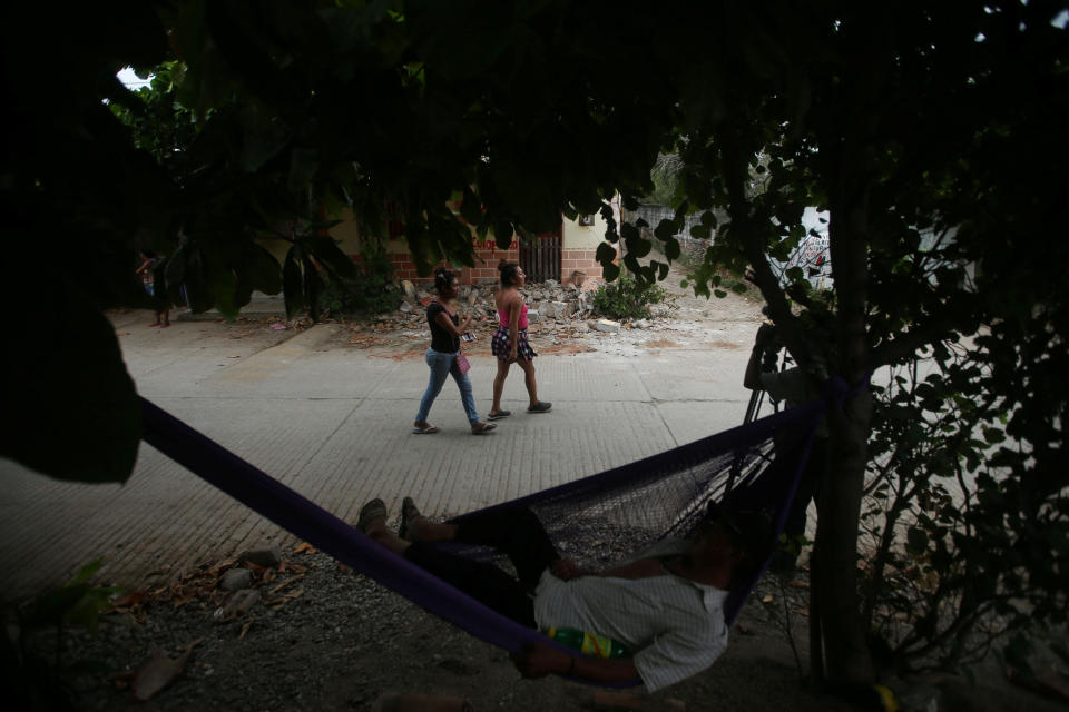 En Juchitán, mujeres y "tercer género" se hacen cargo tras el terremoto en México