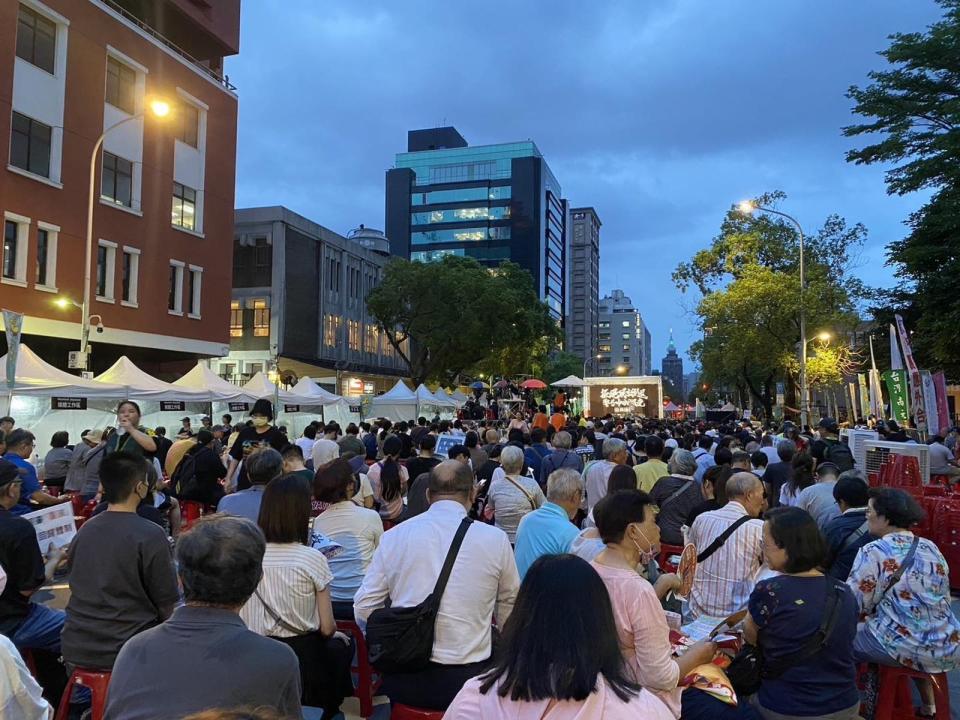 民團連續3天號召「青鳥」上街表達反對訴求，今晚立院外聚集人潮，主辦單位宣稱超過8千人到場力挺。（翻攝自王定宇臉書）