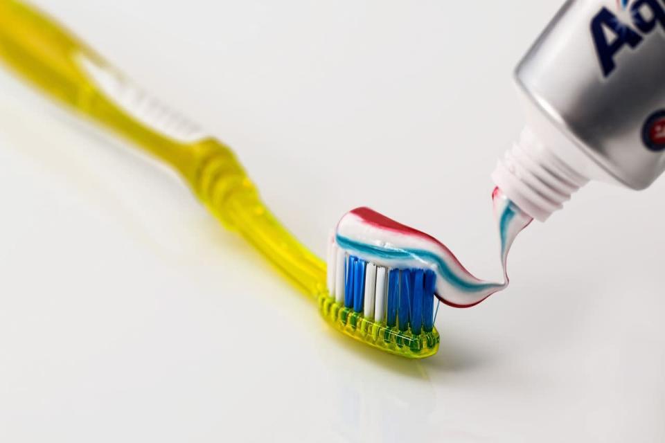La brosse à dents : rincez les poils avec soin et laissez-la sécher bien droite tous les jours.