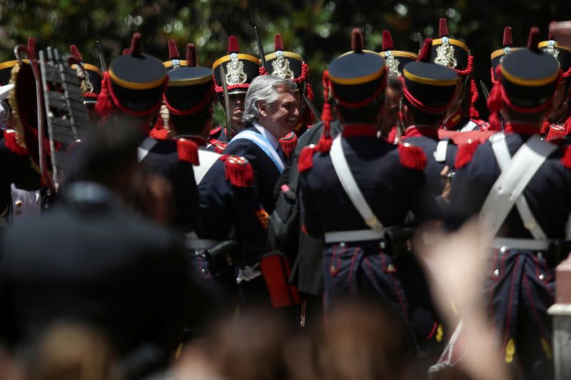 El presidente argentino, Alberto Fernández, pasa frente a la guardia de honor al llegar a la Casa Rosada en Buenos Aires.