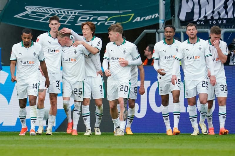 Gladbach's Robin Hack (3rd L) celebrates scoring his side's third goal with teammates during the German Bundesliga soccer match between TSG 1899 Hoffenheim and Borussia Monchengladbach at PreZero Arena. Uwe Anspach/dpa