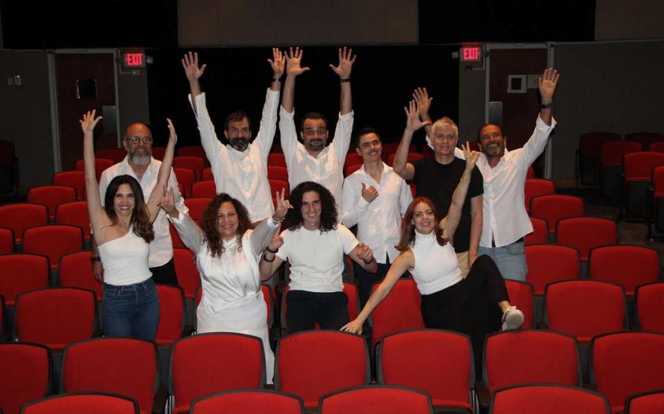 El equipo completo de “Hierro”: en primera fila, de izquierda a derecha, la productora Alexa Kuve, las actrices Rachel Pastor y Claudia Valdés y, entre ellas, el actor Joel Lara. Detrás, de derecha a izquierda, el actor Gilberto Reyes, el autor y director de “Hierro”, Carlos Celdrán, y los actores Daniel Romero, Ariel Texidó, Caleb Casas y Carlos Acosta Milián. 