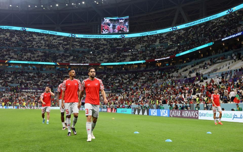 Ricardo Rodríguez de Suiza calienta antes del partido de octavos de final de la Copa Mundial de la FIFA Qatar 2022 entre Portugal y Suiza en el Estadio Lusail - Buda Mendes/Getty Images