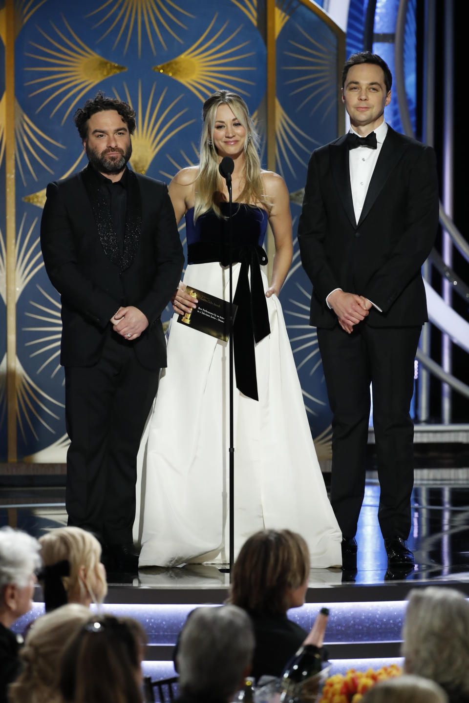 Johnny Galecki, Kaley Cuoco und Jim Parsons schienen nach dem Scherz der Moderatoren eher verkrampt als amüsiert (Bild: Getty Images)