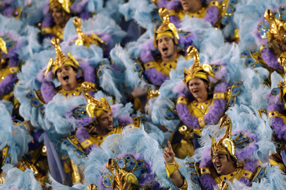 Artistas de la escuela de samba Salgueiro bailan mientras cantan al unísono en un desfile en el Sambódromo durante las celebraciones de carnaval en Rio de Janeiro, Brasil, el lunes 3 de marzo del 2014. (Foto AP/Felipe Dana)