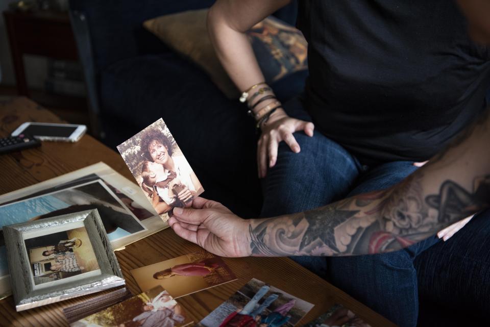 Ali Cole, right, looks at a childhood photo of Jess McIntosh and her mother, Nana McIntosh. (Photo: Damon Dahlen/HuffPost)