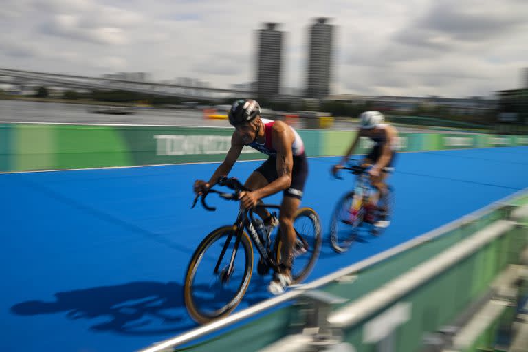 Vincent Luis de Francia cabalga mientras compite durante el triatlón de relevos mixto.