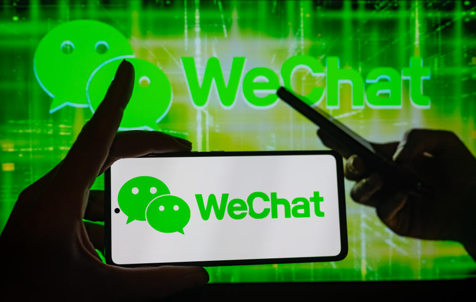 Logotipo de WeChat en un smartphone, con WeChat de fondo. El 9 de agosto de 2023 en Bruselas, Bélgica. (Ilustración fotográfica de Jonathan Raa/NurPhoto vía Getty Images)