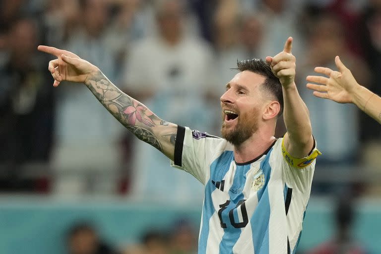 Lionel Messi festeja al final del partido que disputaron Argentina y Australia, por los octavos de final de la Copa del Mundo Qatar 2022 en el estadio Ahmed bin Ali