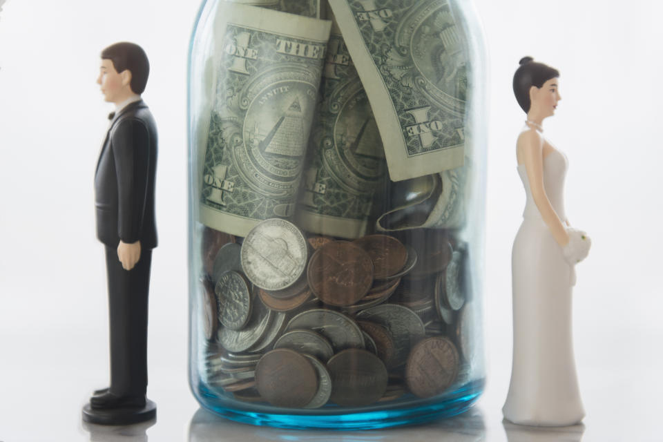 El 44% de los adultos consultados por una encuesta de creditcards.com admiten engañar económicamente a sus parejas. Foto: Getty Images. 