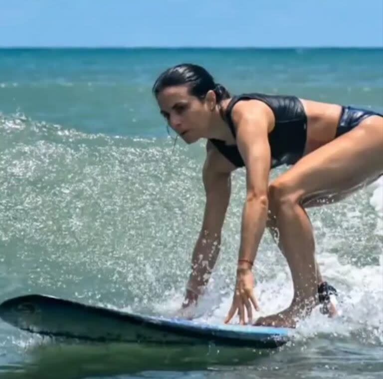 El surf, la otra gran pasión deportiva de Romina Plataroti (Instagram @romiplataroti)