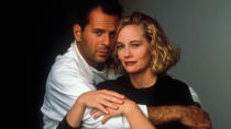 Bruce Willis e Cybill Shepherd interpretaram uma dupla de detetives privados que vivam às turras no seriado inglês “A Gata e o Rato”. Exibida pela Globo em meados dos anos 80 e pelo SBT no final dos anos 90, a série teve um dos episódios mais assistidos da história da TV americana. O último episódio da terceira temporada, no qual os personagens principais finalmente ficaram juntos foi assistido por mais de 60 milhões de telespectadores. (Foto: Divulgação)