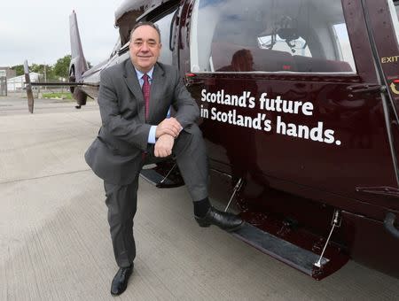 First Minister of Scotland Alex Salmond poses before boarding a flight in his campaign helicopter, Aberdeen, September 16, 2014. REUTERS/Paul Hackett