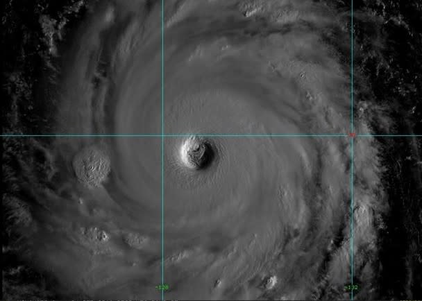 衞星影像顯示「潭美」的風眼清晰可見。（互聯網圖片）