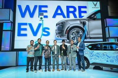 VinFast menandatangani nota kesepahaman di Indonesia International Motor Show 2024 untuk memasok 600 kendaraan listrik kepada tiga pelanggan bisnis Indonesia